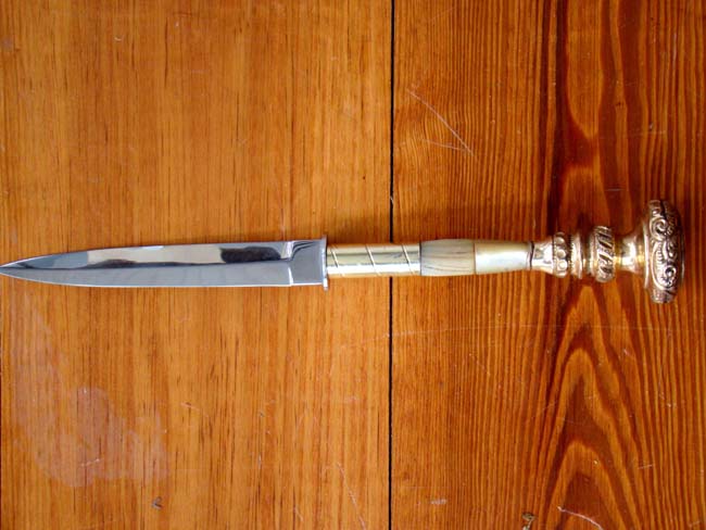 An atttractive Victorian gold-filled parasol handle with custom made double edged knife